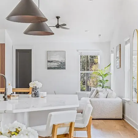 Modern 4br Uptown Oasis! Holiday home