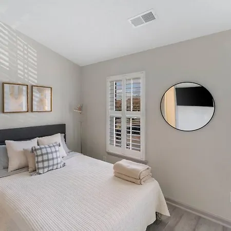 Golf Oasis Modern Townhome! Holiday home *