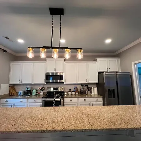 5 Bedrooms 7 Beds Luxury Fenced Yard Pets Ok Holiday home Charlotte