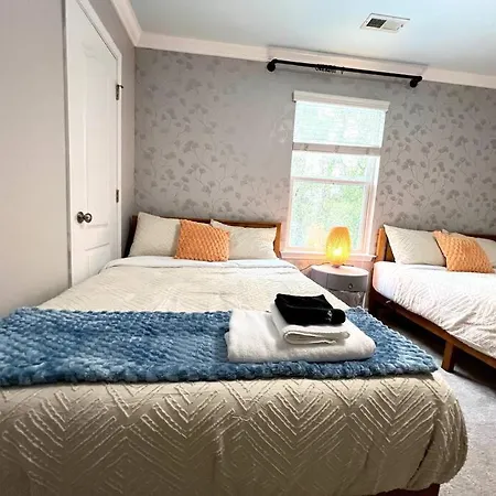 Holiday home 5 Bedrooms 7 Beds Luxury Fenced Yard Pets Ok Charlotte