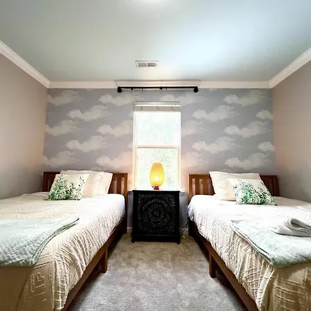 5 Bedrooms 7 Beds Luxury Fenced Yard Pets Ok Holiday home *