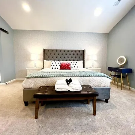 Holiday home 5 Bedrooms 7 Beds Luxury Fenced Yard Pets Ok Charlotte