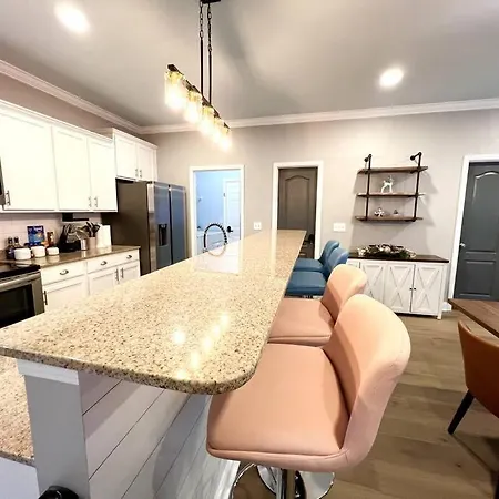 5 Bedrooms 7 Beds Luxury Fenced Yard Pets Ok