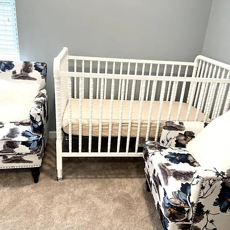5 Bedrooms 7 Beds Luxury Fenced Yard Pets Ok Holiday home Charlotte