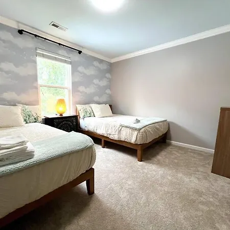 Holiday home 5 Bedrooms 7 Beds Luxury Fenced Yard Pets Ok *
