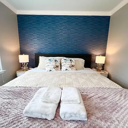 Holiday home 5 Bedrooms 7 Beds Luxury Fenced Yard Pets Ok
