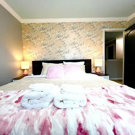 Holiday home 5 Bedrooms 7 Beds Luxury Fenced Yard Pets Ok *
