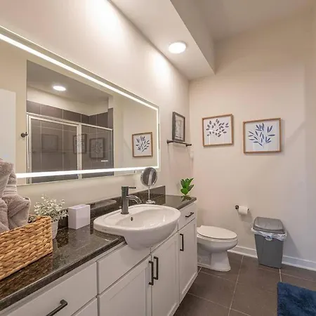 Chic 1-bedroom Modern With Gym & Free Parking Apartment Charlotte