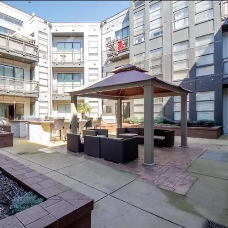 Chic 1-bedroom Modern With Gym & Free Parking * Charlotte
