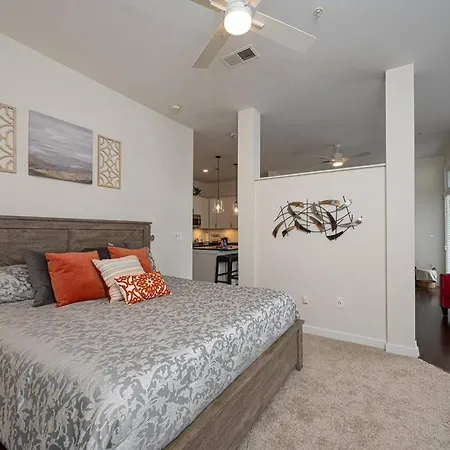 Chic 1-bedroom Modern With Gym & Free Parking Apartment *
