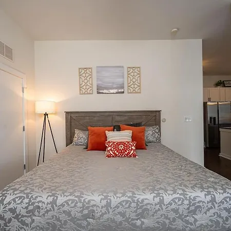 Chic 1-bedroom Modern With Gym & Free Parking Charlotte