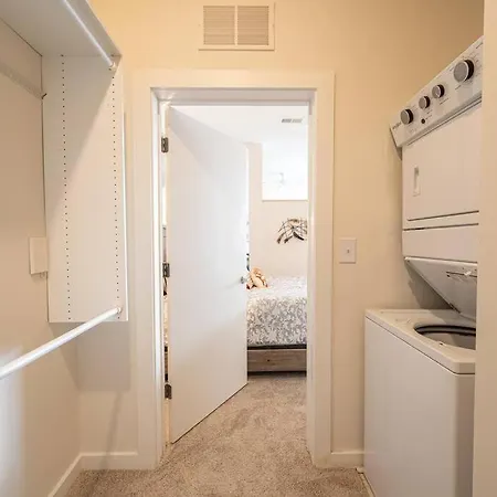 Chic 1-bedroom Modern With Gym & Free Parking *