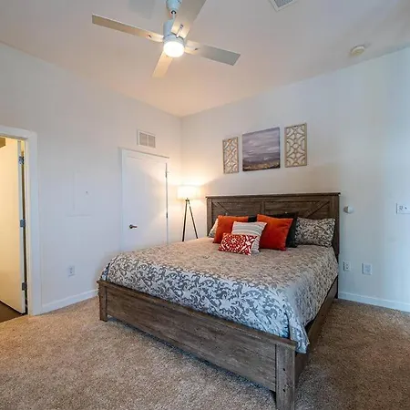 Chic 1-bedroom Modern With Gym & Free Parking Apartment *