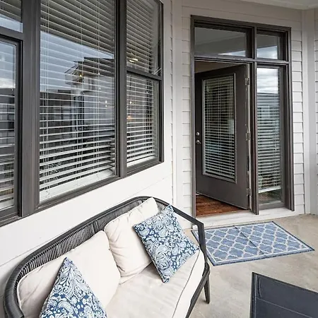 Chic 1-bedroom Modern With Gym & Free Parking *