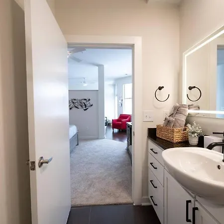 Chic 1-bedroom Modern With Gym & Free Parking Charlotte