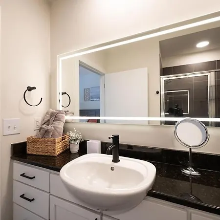 Chic 1-bedroom Modern With Gym & Free Parking