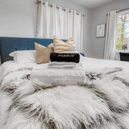 Cozy & Charming Home, Minutes To Everything!