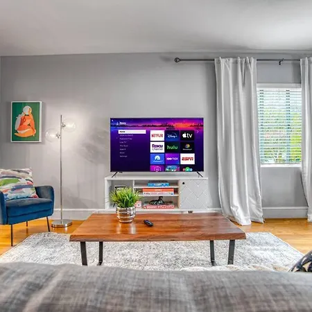 Cozy & Charming Home, Minutes To Everything! Holiday home