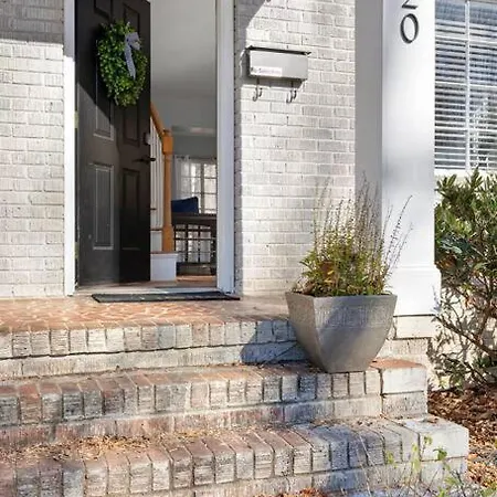 Holiday home Cozy & Charming Home, Minutes To Everything!