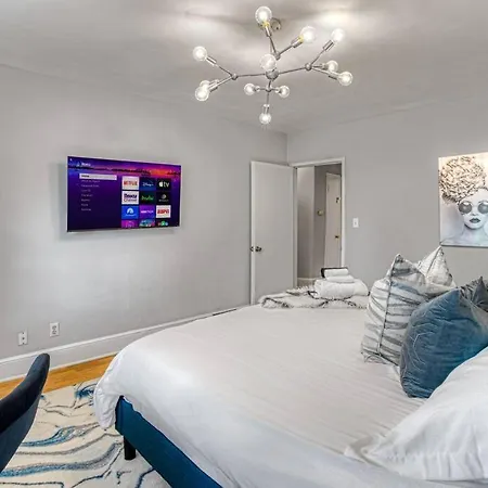 Cozy & Charming Home, Minutes To Everything! Holiday home *