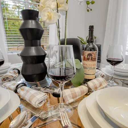 Cozy & Charming Home, Minutes To Everything! Holiday home