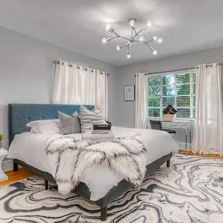 Holiday home Cozy & Charming Home, Minutes To Everything! Charlotte