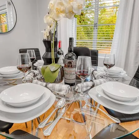 Holiday home Cozy & Charming Home, Minutes To Everything!