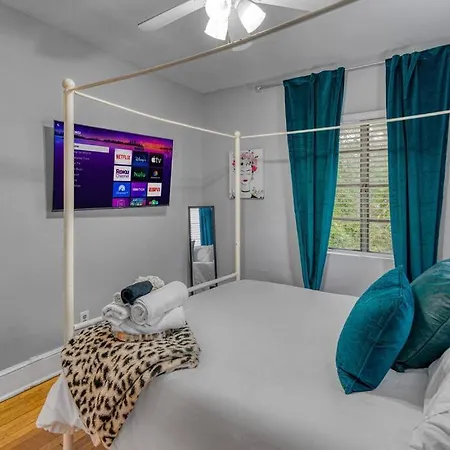 Holiday home Cozy & Charming Home, Minutes To Everything! *
