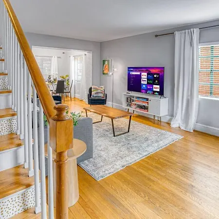 Holiday home Cozy & Charming Home, Minutes To Everything! *