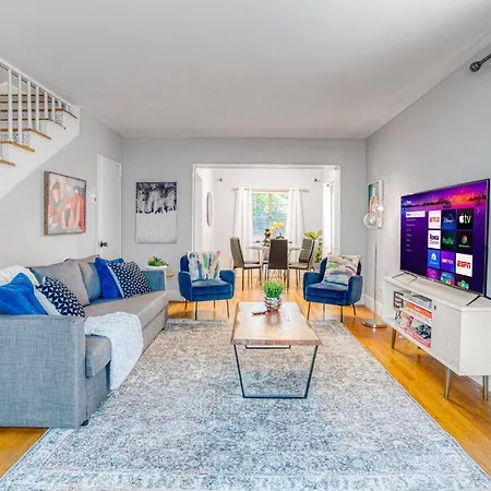 Cozy & Charming Home, Minutes To Everything! Holiday home Charlotte
