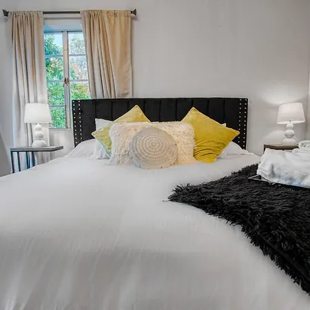 Charming Getaway, Minutes To Everything! Holiday home