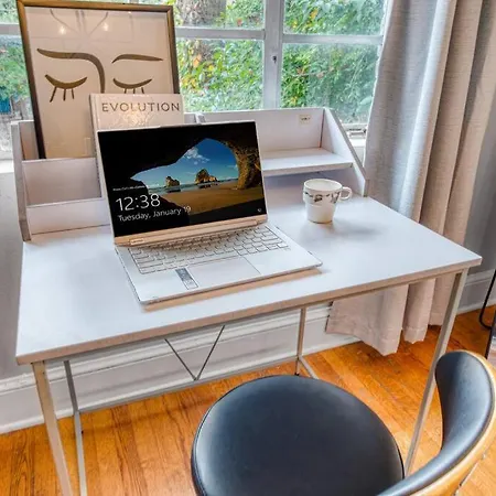 Charming Getaway, Minutes To Everything!