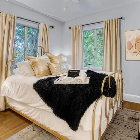 Charming Getaway, Minutes To Everything! Holiday home Charlotte