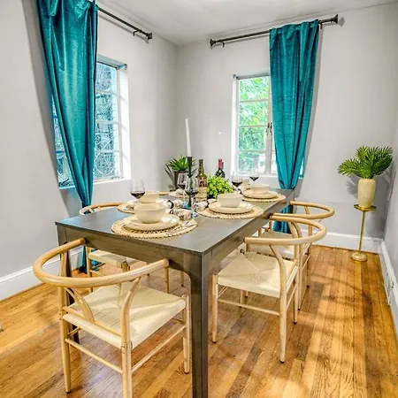 Charming Getaway, Minutes To Everything! Holiday home *