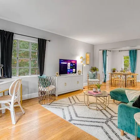 Charming Getaway, Minutes To Everything! Holiday home Charlotte