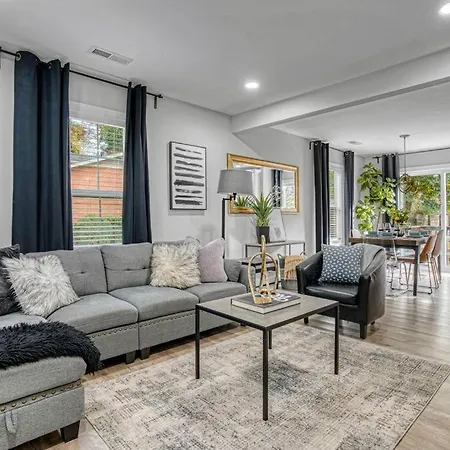 Uptown Oasis, Hot Tub, Swing Chairs, Fire Pit, Gazebo Holiday home *