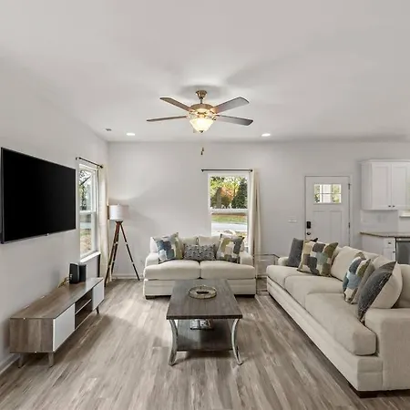 Holiday home Brand New, Contemporary, Less Than 15 Mins Everywhere In