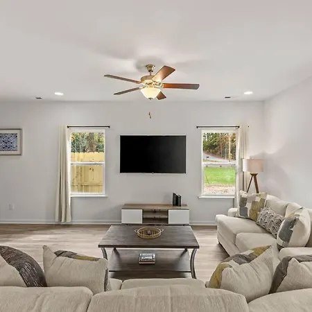Brand New, Contemporary, Less Than 15 Mins Everywhere In Holiday home Charlotte