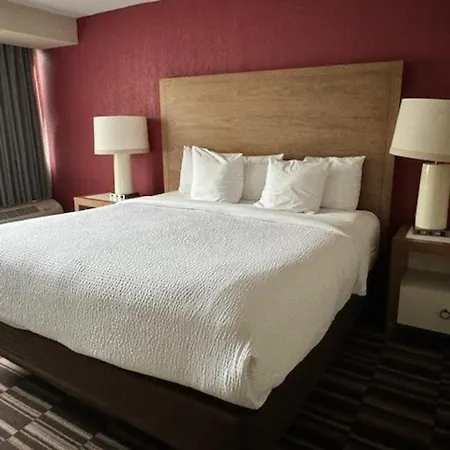 Ramada Plaza By Wyndham South End Airport 3*