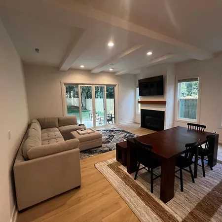 Holiday home Spacious And Comfy Clt Retreat *