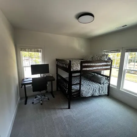 Spacious And Comfy Clt Retreat