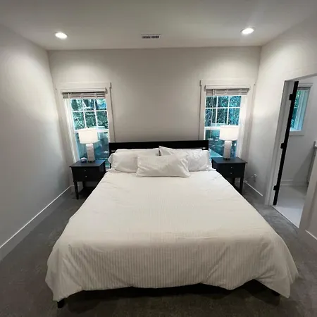 Spacious And Comfy Clt Retreat