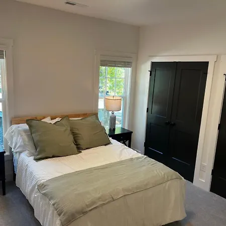 Holiday home Spacious And Comfy Clt Retreat *