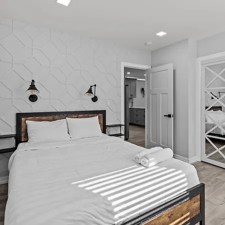 Holiday home Retreat: Luxury 4br Heaven Charlotte