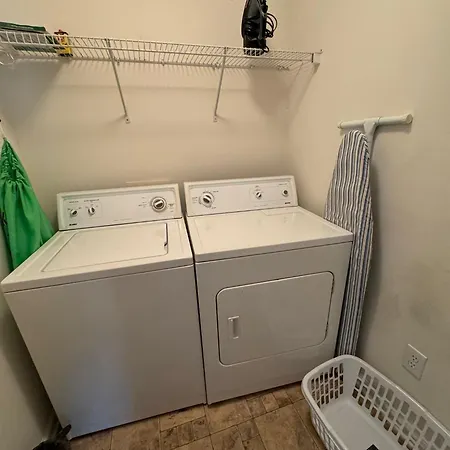 Holiday home Spacious 4 Bdrm Fenced Yard With Garage