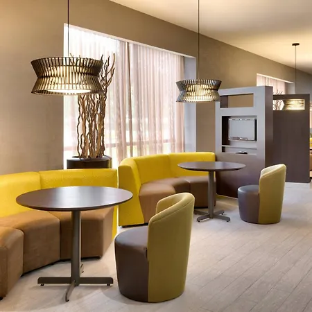Hotel Courtyard By Marriott Airport Loso