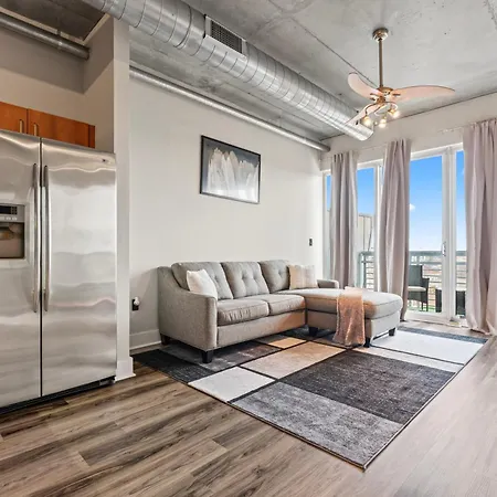Perfect Uptown Loft-2 Min Walk To City's Spots Apartment