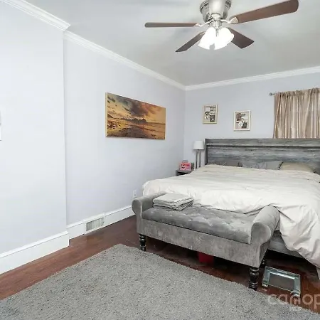 487) Massive 3 Bedroom With A Firepit Holiday home Charlotte