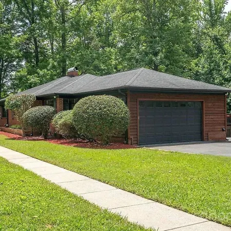 487) Massive 3 Bedroom With A Firepit Charlotte