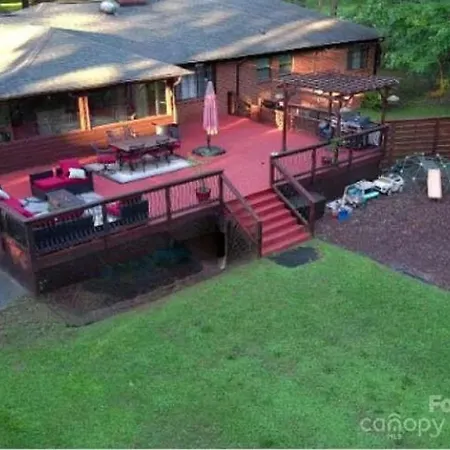 487) Massive 3 Bedroom With A Firepit Charlotte